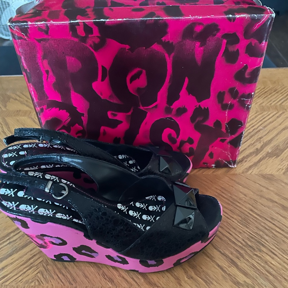 DROP DEAD WEDGE FUSHIA PINK